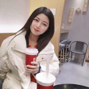 草莓泡芙小姐