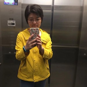 银杏叶下