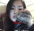 朋友笑着