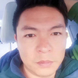 悬崖上的蚂蚱