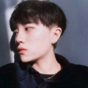 《雨中£男孩》