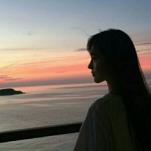 爱傻笑的女孩
