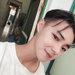 抖腿美少年