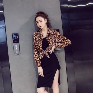 走路带风的女子