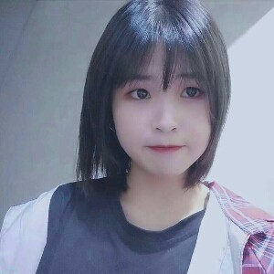 戴魔镜的女孩