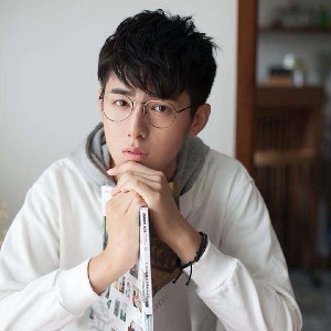 后排白衣
