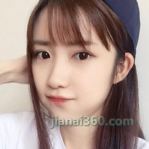 林间抚琴者