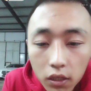 一个人走在路上
