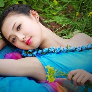 此女邪魅