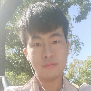 笑得很牵强
