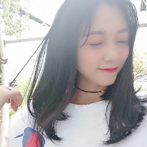 路灯下的小女孩