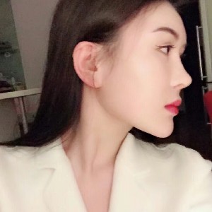 红酒杯里的高跟
