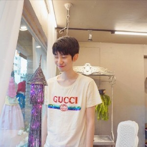 认真的长颈鹿