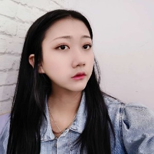 贪玩的长颈鹿